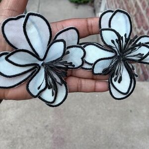Beautiful Black/White flower earrings